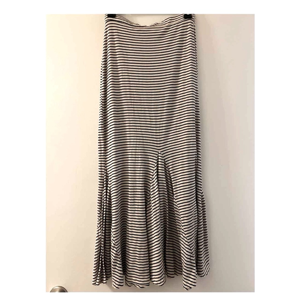✨Striped✨ Black and White Women's Skirt. Size S
